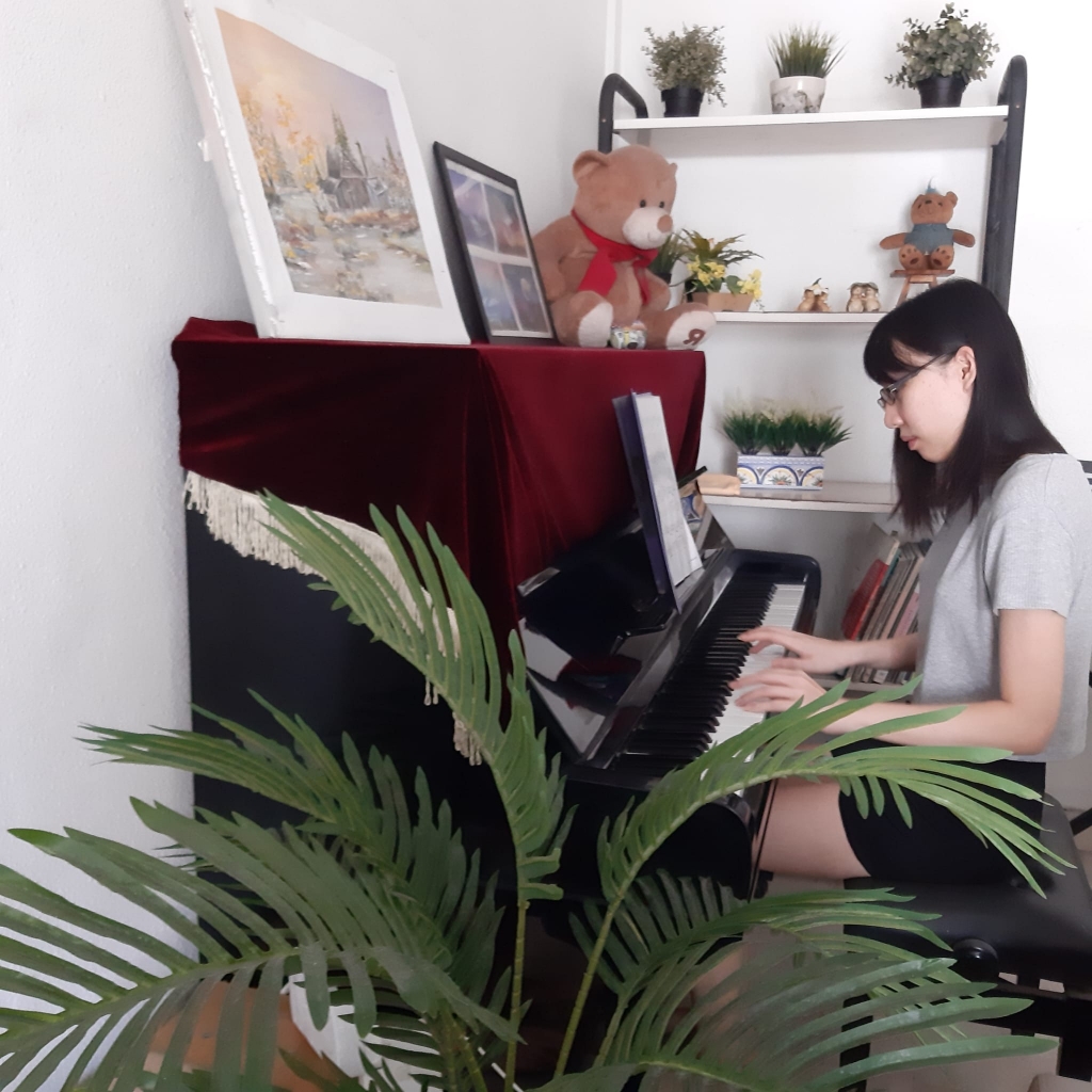 Shannon Nah playing the piano