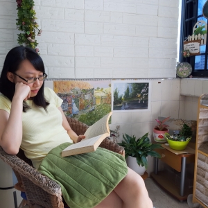 Shannon Nah reading a book