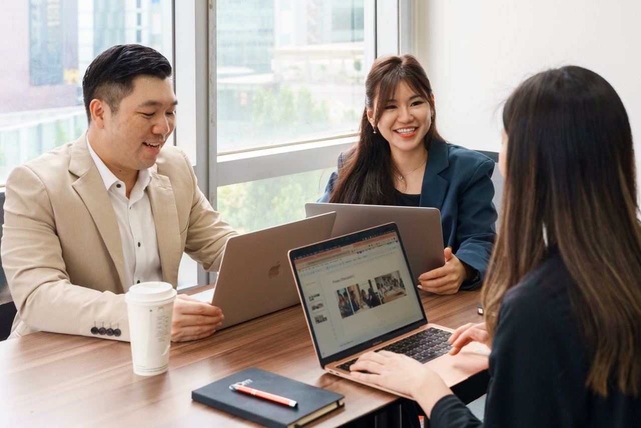 SEM marketing agency team discussion in Singapore